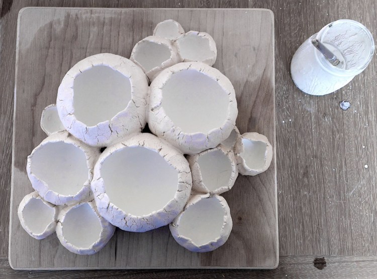 pièce 2 / émail B (application au pinceau, couche assez épaisse dans le fond, plus fine sur les parois)